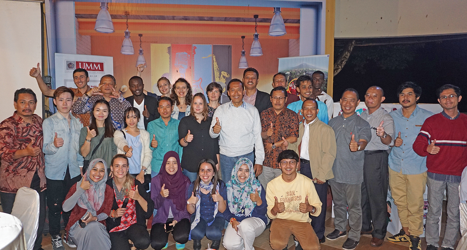 Rektor, Drs. Fauzan, M.Pd, saat foto bersama mahasiswa asing dalam Gala Dinner. MENGAKHIRI tahun 2016,